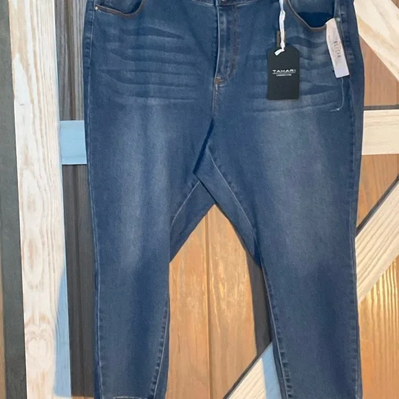 Tahari Women’s CapriJeans. Size 24 Measurements in Comments - Picture 12 of 13